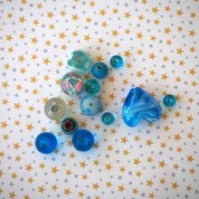 Lot de 13 Perles verre de styles différents  ovale ,ronde, tons bleu clair et foncé