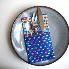 35- Serviette de table 33x33cm, ton bleu/petites voitures