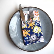 37- Serviette de table 33x33cm, fond bleu chats/fleurs rose