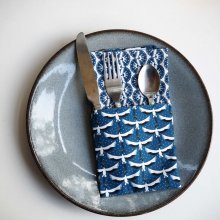 41- Serviette de table 33x33cm, ton bleu coquilles/cigognes en vol
