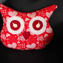 Coussin chouette/hibou, 38x32cm, tissu rouge avec des coeurs blancs, brodé main, Saint-Valentin