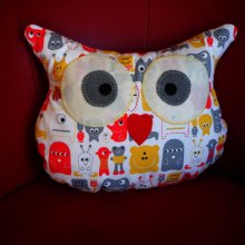 Coussin chouette/hibou, 38x32cm, tissu blanc avec petits monstres rouges, jaunes, cadeau enfant