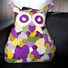 Coussin chouette/hibou debout 46x40cm, tissu blanc ton blanc violet jaune, brodé main
