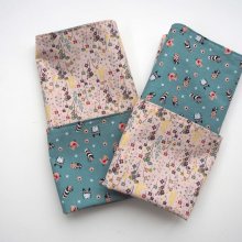 C- Serviette de table 33x33cm, une face fond bleu avec motifs bleus, l'autre fond rose avec petites fleurs
