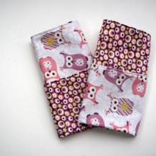 G- Serviette de table 33x33cm, ton rose/violet une face avec chouettes, l'autre avec bulles colorées