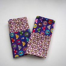 H- Serviette de table 33x33cm, ton rose/violet une face avec têtes d'ours, l'autre avec bulles colorées