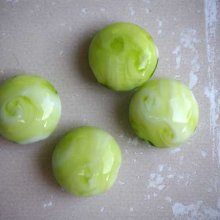 Lot de 4 Perles verre vert clair ronde plate 15mm non unie, traits blancs à l'intérieur