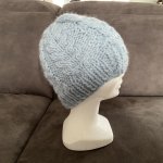 Bonnet bleu en tricot femme 