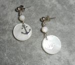 Boucles d'oreilles encre marine et nacre sur dormeuses en argent 925