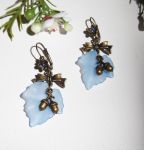 Boucles d'oreilles feuilles bleues avec petits  noeuds et petites noisettes