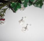 Boucles d'oreilles avec fleurs en nacre et dauphins sur clous en argent 925