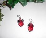 Boucles d'oreilles originales fleurettes noires avec perles en cristal rouge