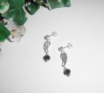 Boucles d'oreilles en perle de cristal noir avec aile sur clous en argent 925