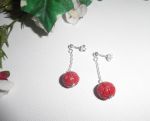 Boucles d'oreilles en perle de gorgone sculptée et chaine sur clous en argent 925