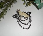 Broche avec chat siamois en émail  perles et chaine noire