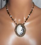 Collier grand camé noir et blanc avec perles de cristal et verre sur chaine bronze