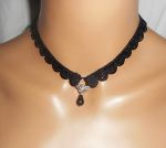 Collier en dentelle noire avec goutte en cristal de bohème