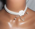 Collier fleur blanche au crochet sur galon fantaisie brodé avec perles de verre