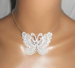 Collier papillon blanc en fine broderie sur chaine argent