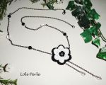 Sautoir fleur blanche et noire avec cristal et perles sur