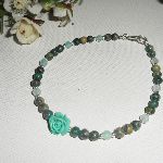 Bracelet perles et rose en gorgone vert sur fermoir argent