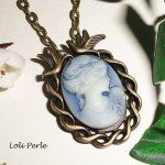 Pendentif camé bleu avec oiseaux en métal bronze sur chaine