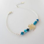 Bracelet petites pierres en agates bleues avec trèfle sur chaine argent 925