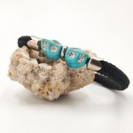 Bracelet corde noire avec double tête de mort en pierres bleues