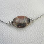 Collier solitaire avec pierre en jaspe ovale et perles en acier inoxydable