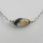 Collier solitaire avec pierre en agate tube et perles en acier inoxydable