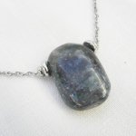 Collier solitaire avec pierre bleu en sodalite rectangle et perles en acier inoxydable