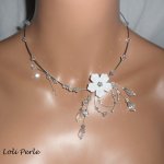 Collier floral blanc avec perles  en cristal sur fil cablé