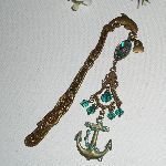 Marque pages dauphin en métal bronze avec perles en cristal vert et encre
