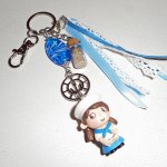 Porte clés/Bijoux de sac perle en verre bleu et petite matelot avec rubans 