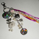 Porte clés/Bijoux de sac poupée blanche avec perles et rubans multicolores