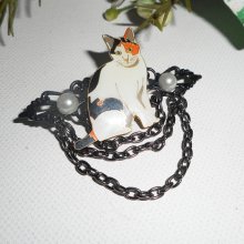 Broche avec chat en émail  perles et chaine noire