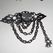 Broche  chat noir en résine avec strass en cristal et chainage noir