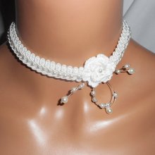 Collier fleur blanche au crochet sur galon fantaisie brodé avec perles de verre