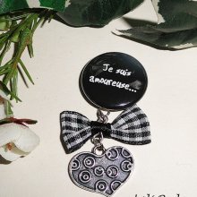 Broche message 'je amoureuse' avec noeud et goutte en cristal