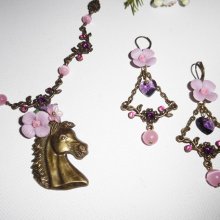 Parure Collier original cheval bronze avec fleurs et cristal rose et mauve
