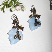 Boucles d'oreilles feuilles bleues avec petits  noeuds et petites noisettes