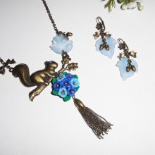 Parure Collier écureuil avec bouquet floral bleu et pompon bronze