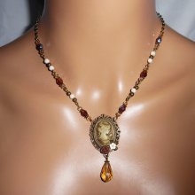 Collier camé marron  avec perles de cristal et pierres écrues sur chaine bronze