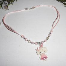 Collier enfant avec personnage en résine et perles de verre rose et blanc nacré