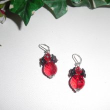 Boucles d'oreilles originales fleurettes noires avec perles en cristal rouge