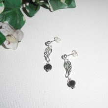 Boucles d'oreilles en perle de cristal noir avec aile sur clous en argent 925