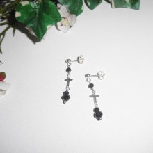 Boucles d'oreilles en perles de cristal noir avec croix sur clous en argent 925