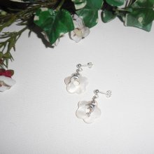 Boucles d'oreilles avec fleurs en nacre et dauphins sur clous en argent 925