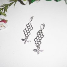 Boucles d'oreilles motif nid d'abeille avec petite abeille en argent