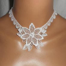 Collier de Cérémonie fleur en dentelle blanche avec cristal de Swarovski